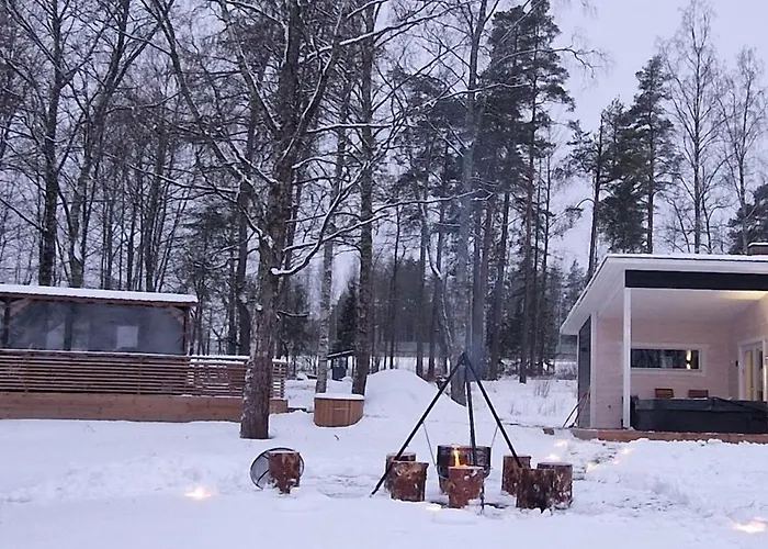 Bredvikbastu&inn Lomamökit *